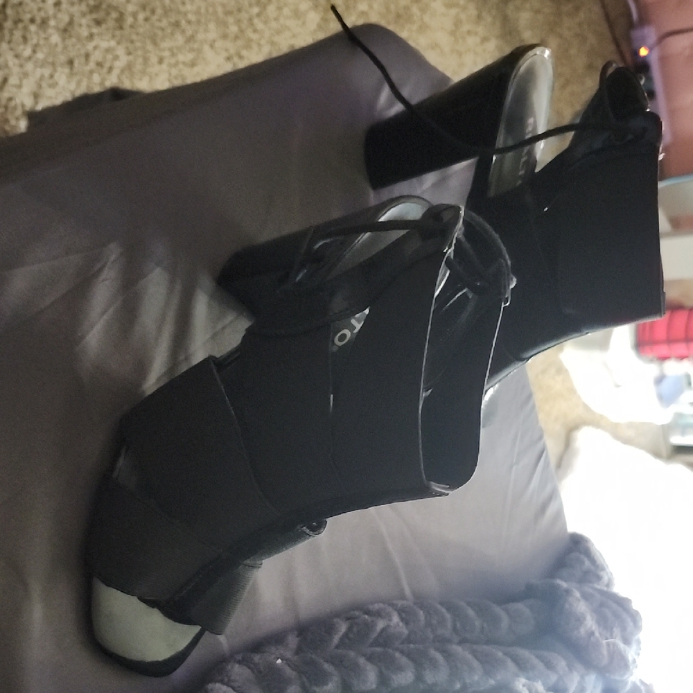 Rialto Black Heels Sleek Design